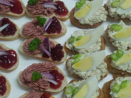 Vajíčková pomazánka na opečeném toastu