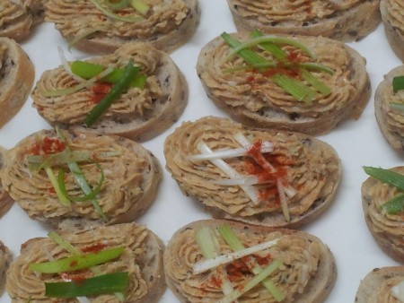 Škvarková pěna na rustikální bagetě s jarní cibulkou